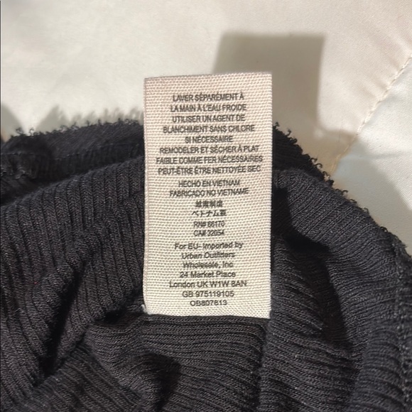Free People We The Free V-Neck Black Ribbed Raw Hemmed Top - Picture 9 of 11